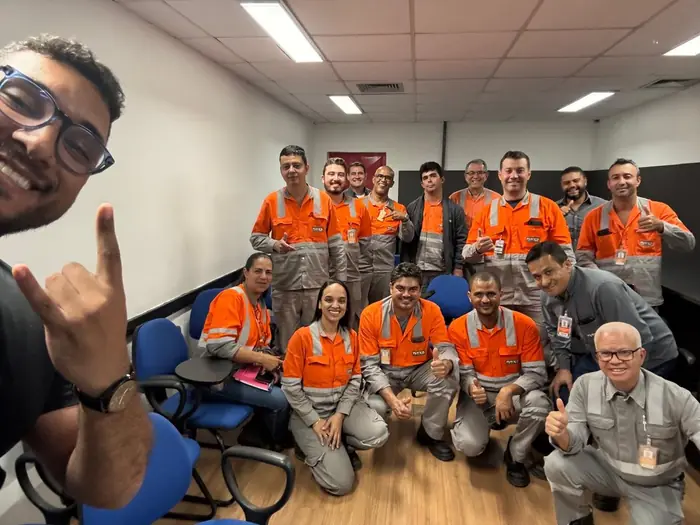 Equipe operacional uniformizada em treinamento